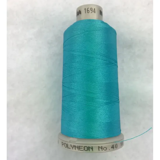 Ata de brodat polyneon Caribbean Blue, 100% polyester, finete 40, con 1000 metri, cutie 10 conuri