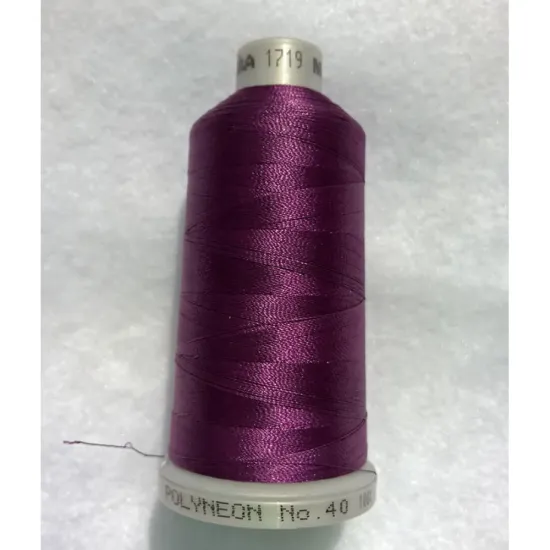 Ata de brodat polyneon Chokecherry, 100% polyester, finete 40, con 1000 metri, cutie 10 conuri
