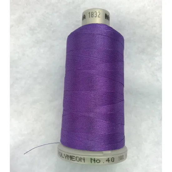 Ata de brodat polyneon Majestic Purple, 100% polyester, finete 40, con 1000 metri, cutie 10 conuri