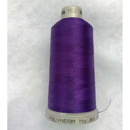 Ata de brodat polyneon Regal Purple, 100% polyester, finete 40, con 1000 metri, cutie 10 conuri