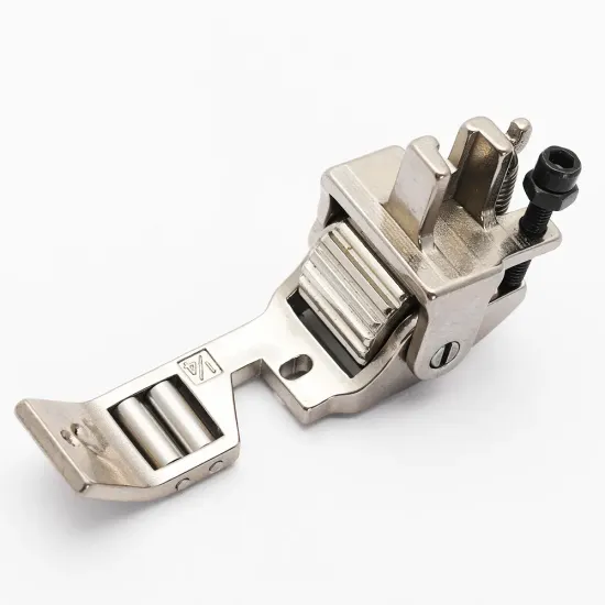 Piciorus presor reglabil cu rotita dintata de metal si role mici pe talpa pentru aplicat banda cu dispozitiv A10, pentru masini industriale de cusut simple cu 1 ac, latime tiv 1/4" (6,4mm)