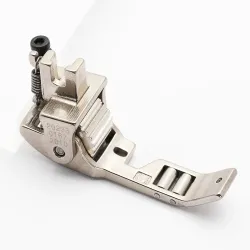 Piciorus presor reglabil cu rotita dintata de metal si role mici pe talpa pentru aplicat banda cu dispozitiv A10, pentru masini industriale de cusut simple cu 1 ac, latime tiv 1/8" (3,2mm)