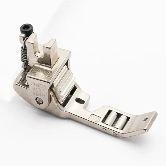 Piciorus presor reglabil cu rotita dintata de metal si role mici pe talpa pentru aplicat banda cu dispozitiv A10, pentru masini industriale de cusut simple cu 1 ac, latime tiv 1/8" (3,2mm)