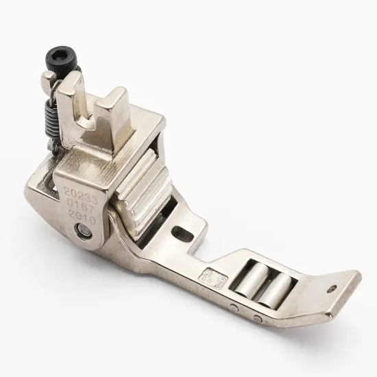 Piciorus presor reglabil cu rotita dintata de metal si role mici pe talpa pentru aplicat banda cu dispozitiv A10, pentru masini industriale de cusut simple cu 1 ac, latime tiv 1/8" (3,2mm)