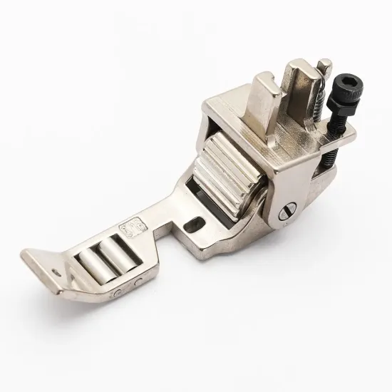Piciorus presor reglabil cu rotita dintata de metal si role mici pe talpa pentru aplicat banda cu dispozitiv A10, pentru masini industriale de cusut simple cu 1 ac, latime tiv 1/8" (3,2mm)