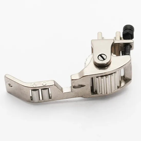 Piciorus presor reglabil cu rotita dintata de metal si role mici pe talpa pentru aplicat banda cu dispozitiv A10, pentru masini industriale de cusut simple cu 1 ac, latime tiv 1/8" (3,2mm)