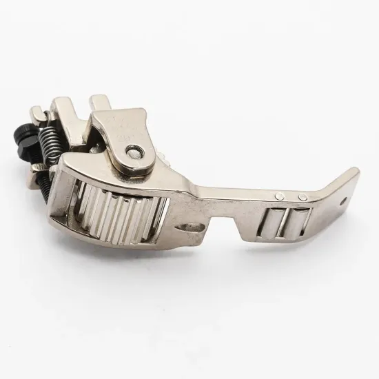 Piciorus presor reglabil cu rotita dintata de metal si role mici pe talpa pentru aplicat banda cu dispozitiv A10, pentru masini industriale de cusut simple cu 1 ac, latime tiv 1/8" (3,2mm)