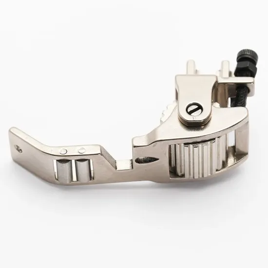 Piciorus presor reglabil cu rotita dintata de metal si role mici pe talpa pentru aplicat banda cu dispozitiv A10, pentru masini industriale de cusut simple cu 1 ac, latime tiv 3/16" (5mm)