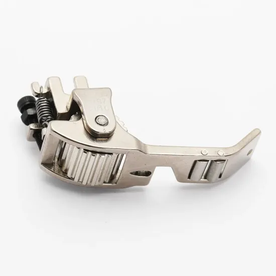 Piciorus presor reglabil cu rotita dintata de metal si role mici pe talpa pentru aplicat banda cu dispozitiv A10, pentru masini industriale de cusut simple cu 1 ac, latime tiv 3/16" (5mm)