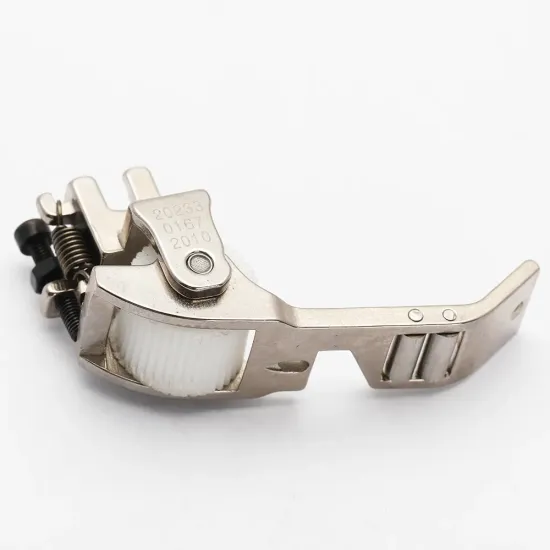 Piciorus presor reglabil cu rotita dintata de teflon si role mici pe talpa pentru aplicat banda cu dispozitiv A10, pentru masini industriale de cusut simple cu 1 ac, latime tiv 1/4" (6,4mm)