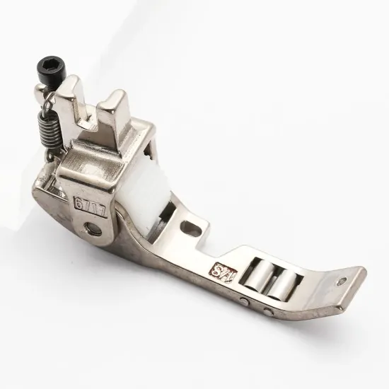 Piciorus presor reglabil cu rotita dintata de teflon si role mici pe talpa pentru aplicat banda cu dispozitiv A10, pentru masini industriale de cusut simple cu 1 ac, latime tiv 1/8" (3,2mm)
