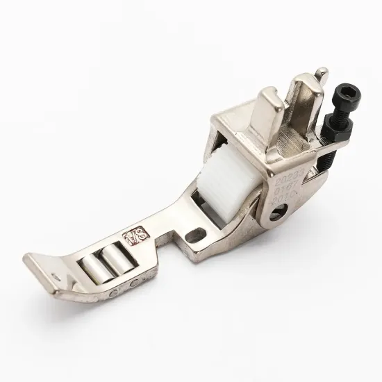 Piciorus presor reglabil cu rotita dintata de teflon si role mici pe talpa pentru aplicat banda cu dispozitiv A10, pentru masini industriale de cusut simple cu 1 ac, latime tiv 1/8" (3,2mm)