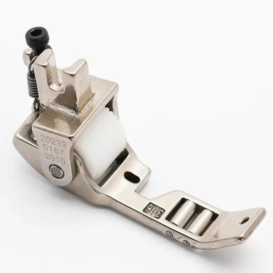 Piciorus presor reglabil cu rotita dintata de teflon si role mici pe talpa pentru aplicat banda cu dispozitiv A10, pentru masini industriale de cusut simple cu 1 ac, latime tiv 3/16" (5mm)