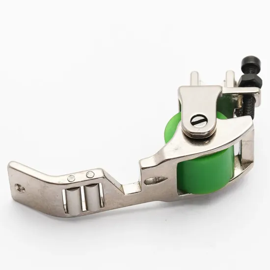 Piciorus presor reglabil cu rotita de silicon si role mici pe talpa pentru aplicat banda cu dispozitiv A10, pentru masini industriale de cusut simple cu 1 ac, latime tiv 1/4" (6,4mm)