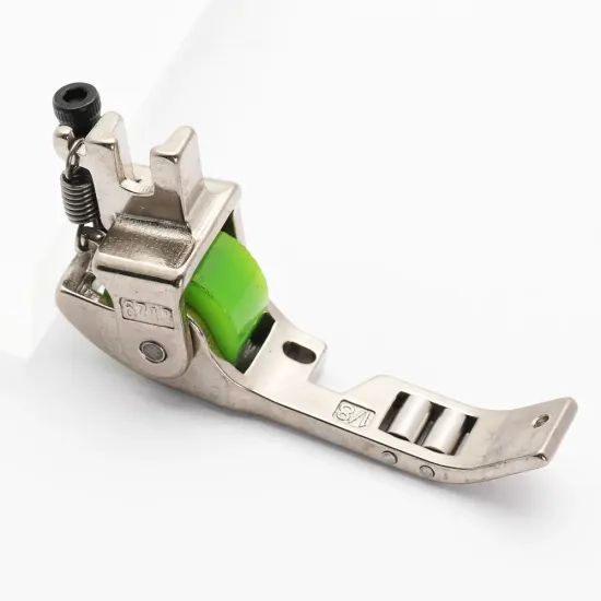 Piciorus presor reglabil cu rotita de silicon si role mici pe talpa pentru aplicat banda cu dispozitiv A10, pentru masini industriale de cusut simple cu 1 ac, latime tiv 1/8" (3,2mm)