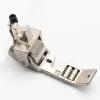 Piciorus presor reglabil cu rotita zimtata de metal si role mici pe talpa pentru aplicat banda cu dispozitiv A10, pentru masini industriale de cusut simple cu 1 ac, latime tiv 1/4" (6,4mm)