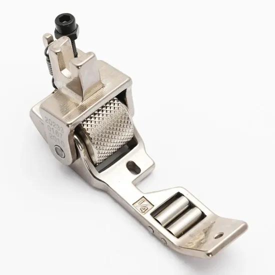 Piciorus presor reglabil cu rotita zimtata de metal si role mici pe talpa pentru aplicat banda cu dispozitiv A10, pentru masini industriale de cusut simple cu 1 ac, latime tiv 1/4" (6,4mm)