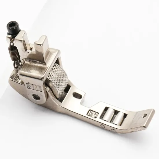 Piciorus presor reglabil cu rotita zimtata de metal si role mici pe talpa pentru aplicat banda cu dispozitiv A10, pentru masini industriale de cusut simple cu 1 ac, latime tiv 1/8" (3,2mm)