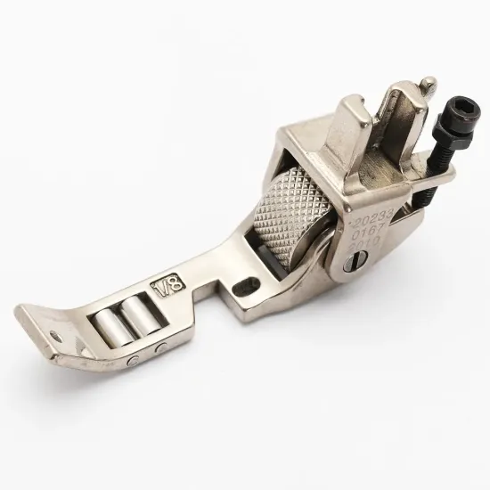 Piciorus presor reglabil cu rotita zimtata de metal si role mici pe talpa pentru aplicat banda cu dispozitiv A10, pentru masini industriale de cusut simple cu 1 ac, latime tiv 1/8" (3,2mm)