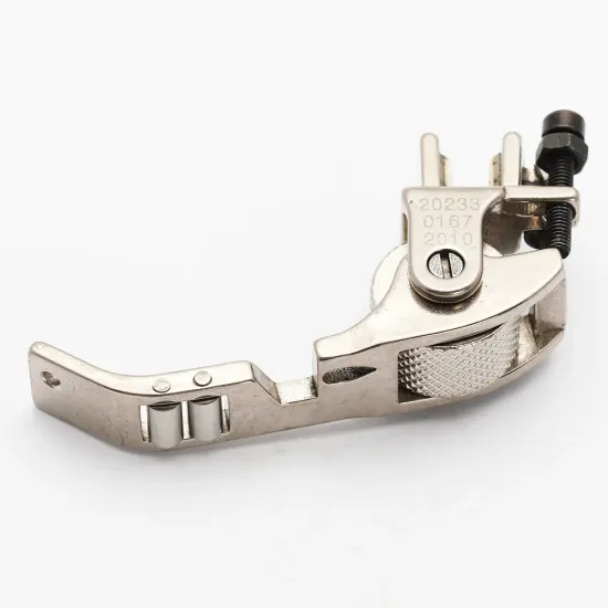 Piciorus presor reglabil cu rotita zimtata de metal si role mici pe talpa pentru aplicat banda cu dispozitiv A10, pentru masini industriale de cusut simple cu 1 ac, latime tiv 1/8" (3,2mm)