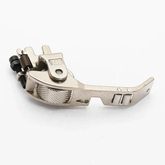 Piciorus presor reglabil cu rotita zimtata de metal si role mici pe talpa pentru aplicat banda cu dispozitiv A10, pentru masini industriale de cusut simple cu 1 ac, latime tiv 1/8" (3,2mm)
