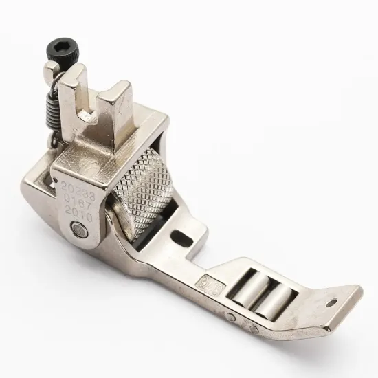 Piciorus presor reglabil cu rotita zimtata de metal si role mici pe talpa pentru aplicat banda cu dispozitiv A10, pentru masini industriale de cusut simple cu 1 ac, latime tiv 3/16" (5mm)