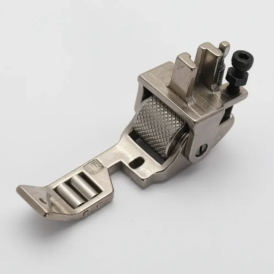 Piciorus presor reglabil cu rotita zimtata de metal si role mici pe talpa pentru aplicat banda cu dispozitiv A10, pentru masini industriale de cusut simple cu 1 ac, latime tiv 3/16" (5mm)