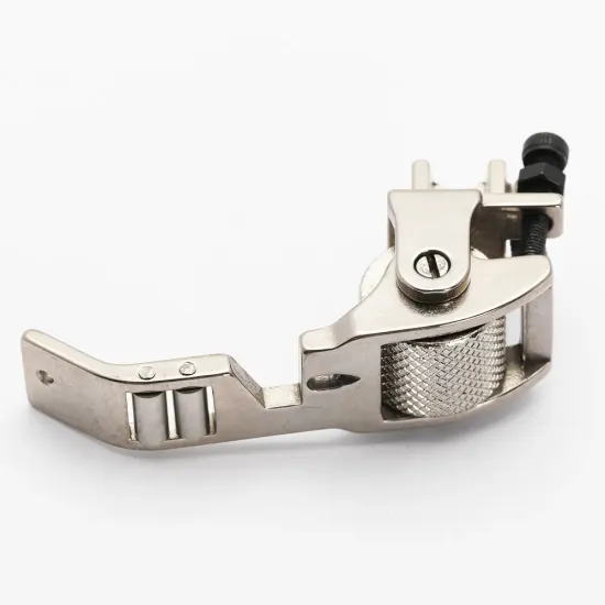 Piciorus presor reglabil cu rotita zimtata de metal si role mici pe talpa pentru aplicat banda cu dispozitiv A10, pentru masini industriale de cusut simple cu 1 ac, latime tiv 3/16" (5mm)