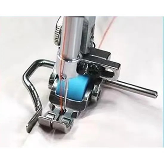 Piciorus multifunctional reglabil, cu ghidaj stanga sau dreapta si rotita de silicon pentru aplicat fermoar sau snur, pentru masini industriale de cusut simple cu 1 ac