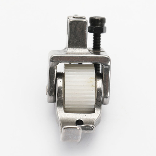 Piciorus presor reglabil cu rola dintata de teflon lata pentru dispozitiv A10, pentru masini industriale de cusut simple cu 1 ac