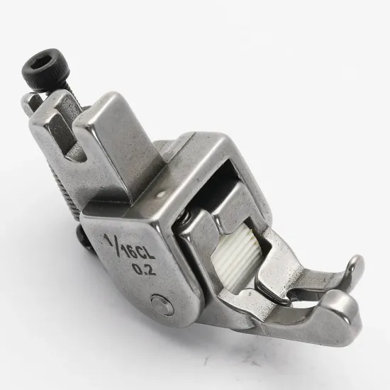 Piciorus compensator stanga ingust cu rola dintata de teflon, pentru masini industriale de cusut simple cu 1 ac, 1/16" (1,6mm)