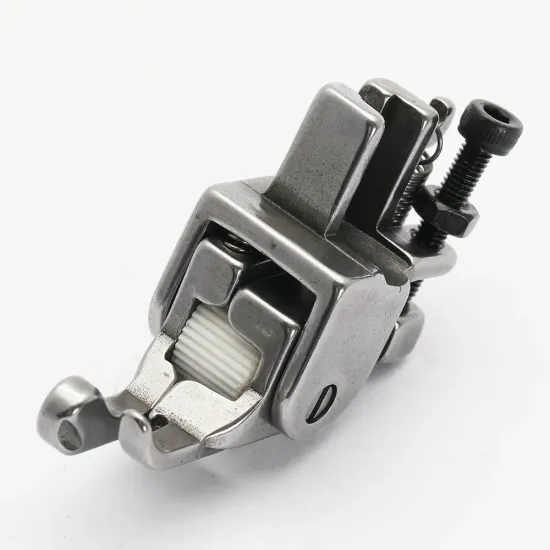 Piciorus compensator stanga ingust cu rola dintata de teflon, pentru masini industriale de cusut simple cu 1 ac, 1/16" (1,6mm)