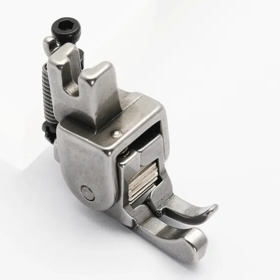 Piciorus compensator stanga ingust cu rola dintata de metal pentru masini industriale de cusut simple cu 1 ac, 1/32" (1mm)