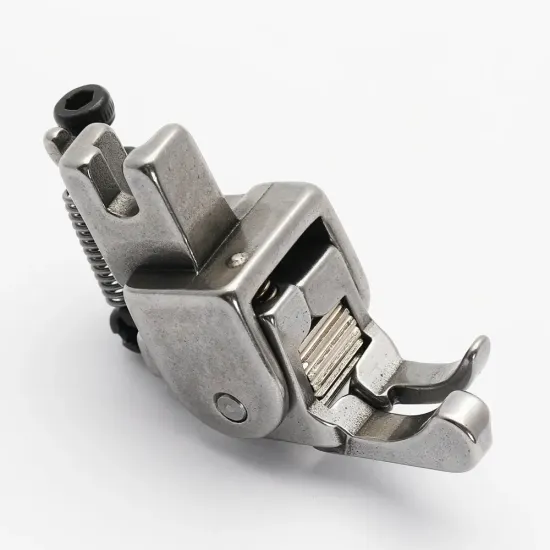 Piciorus compensator stanga ingust cu rola dintata de metal pentru masini industriale de cusut simple cu 1 ac, 1/32" (1mm)