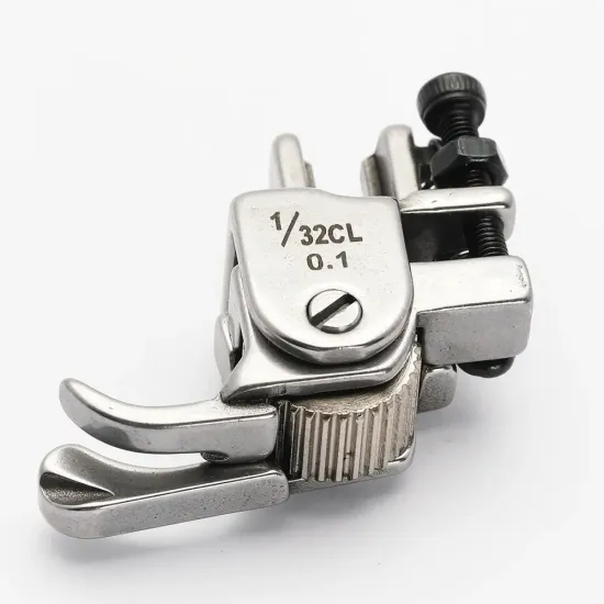 Piciorus compensator stanga ingust cu rola dintata de metal pentru masini industriale de cusut simple cu 1 ac, 1/32" (1mm)