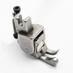 Piciorus compensator stanga ingust cu rola dintata de teflon pentru masini industriale de cusut simple cu 1 ac, 1/32" (1mm)