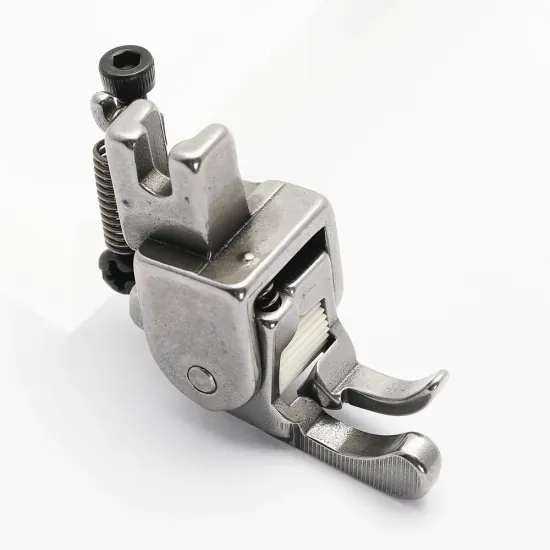 Piciorus compensator stanga ingust cu rola dintata de teflon pentru masini industriale de cusut simple cu 1 ac, 1/32" (1mm)