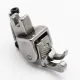 Piciorus compensator stanga ingust cu rola zimtata de metal pentru masini industriale de cusut simple cu 1 ac, 1/32" (1mm)