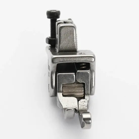 Piciorus compensator dreapta ingust cu rola dintata de metal, pentru masini industriale de cusut simple cu 1 ac, 1/16" (1.6mm)