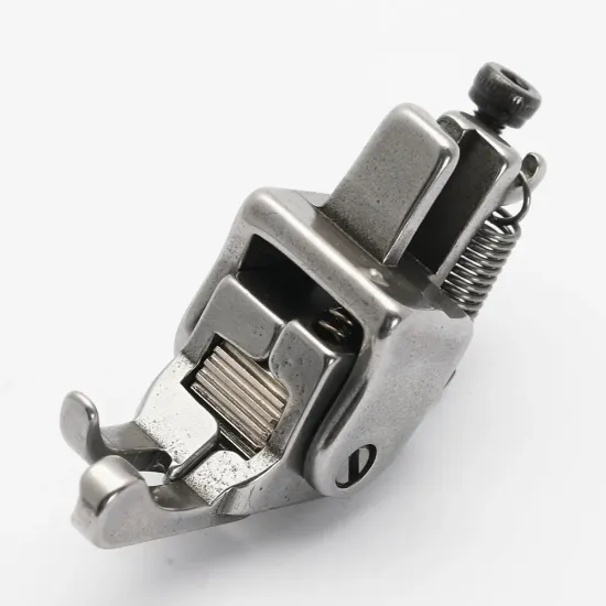 Piciorus compensator dreapta ingust cu rola dintata de metal, pentru masini industriale de cusut simple cu 1 ac, 1/16" (1.6mm)