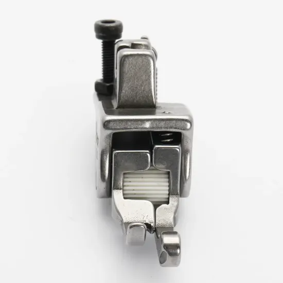 Piciorus compensator dreapta ingust cu rola dintata de teflon, pentru masini industriale de cusut simple cu 1 ac, 1/16" (1.6mm)