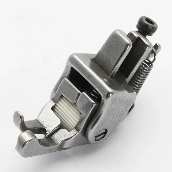 Piciorus compensator dreapta ingust cu rola dintata de teflon, pentru masini industriale de cusut simple cu 1 ac, 1/16" (1.6mm)