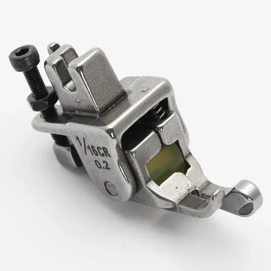 Piciorus compensator dreapta ingust cu rola de silicon, pentru masini industriale de cusut simple cu 1 ac, 1/16" (1.6mm)
