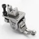 Piciorus compensator dreapta ingust cu rola zimtata de metal, pentru masini industriale de cusut simple cu 1 ac, 1/16" (1.6mm)