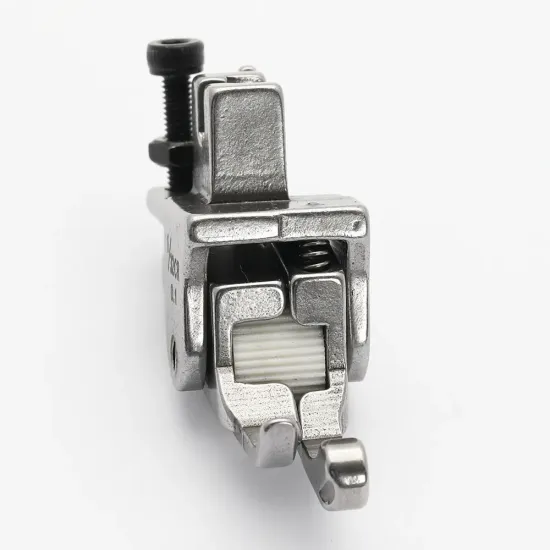 Piciorus compensator dreapta ingust cu rola dintata de teflon, pentru masini industriale de cusut simple cu 1 ac, 1/32" (1mm)