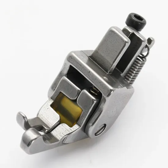 Piciorus compensator dreapta ingust cu rola de silicon, pentru masini industriale de cusut simple cu 1 ac, 1/32" (1mm)