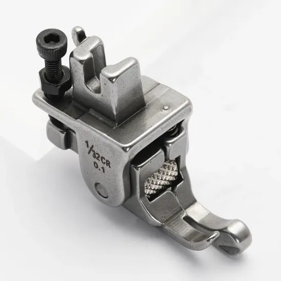 Piciorus compensator dreapta ingust cu rola zimtata de metal, pentru masini industriale de cusut simple cu 1 ac, 1/32" (1mm)