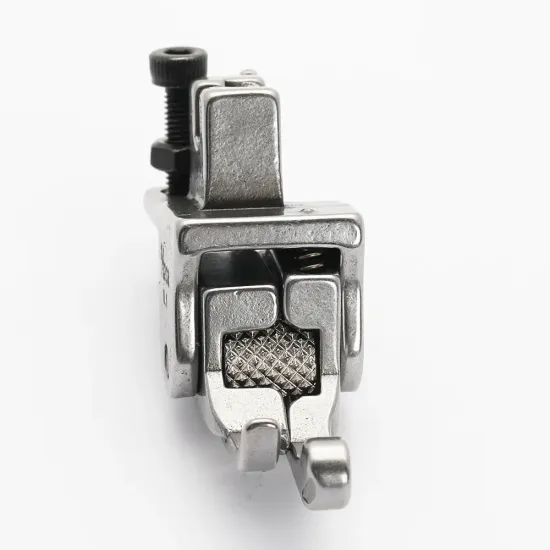 Piciorus compensator dreapta ingust cu rola zimtata de metal, pentru masini industriale de cusut simple cu 1 ac, 1/32" (1mm)