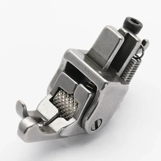 Piciorus compensator dreapta ingust cu rola zimtata de metal, pentru masini industriale de cusut simple cu 1 ac, 1/32" (1mm)