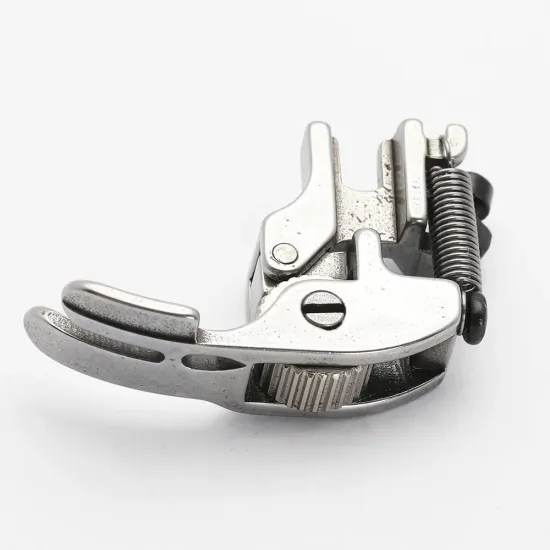 Piciorus presor reglabil cu rola dintata de metal pentru masini industriale de cusut cu taiere a marginilor, 1/4" (6mm)